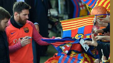 Barcelona&#039;s Argentinian forward Lionel Messi (L) signs autographs at the end of a training session at the Mini stadium in Barcelona on January 3, 2017.
  / AFP PHOTO / LLUIS GENE