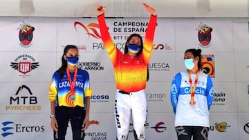 De izquierda a derecha, las pilotos de MTB Mireia Pi, Aina Gonz&aacute;lez y Gemma Chapela, segunda, primera y tercera en el campeonato de Espa&ntilde;a de MTB DH 2021. 