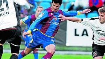 <b>RESURRECCIÓN AZULGRANA. </b>Javi Guerra, goleador granota ayer, ensaya un disparo dentro del área tras girarse ante el acoso de Beobide.