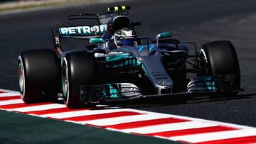 Valtteri Bottas con el Mercedes en Barcelona.