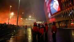 BILBAO, 29/02/2024.- Varios agentes de la Ertzaintza vigilan en la entrada del estadio San Mamés momentos antes del partido de vuelta de semifinales de la Copa del Rey que enfrenta al Athletic Club y al Atlético de Madrid, este jueves en Bilbao. EFE/Luis Tejido
