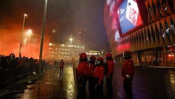 BILBAO, 29/02/2024.- Varios agentes de la Ertzaintza vigilan en la entrada del estadio San Mamés momentos antes del partido de vuelta de semifinales de la Copa del Rey que enfrenta al Athletic Club y al Atlético de Madrid, este jueves en Bilbao. EFE/Luis Tejido
