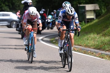 Mattia Cattaneo de Italia y el equipo Soudal - Quick Step atacan durante la 78.ª Vuelta a España 2023, Etapa 16, una etapa de 120,1 km desde Liencres a Bejes.