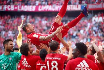 Los jugadores del Bayern levantando a Rafinha en su despedida del club alemán. 
