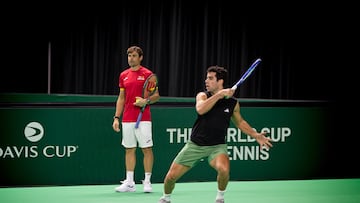 BOLONIA (ITALIA), 17/11/2025.- El capitán de la selección española de tenis, David Ferrer (c), observa al tenista Jaume Munar durante un entrenamiento en Bolonia (Italia). EFE/ Federación Italiana de Tenis SOLO USO EDITORIAL/SOLO DISPONIBLE PARA ILUSTRAR LA NOTICIA QUE ACOMPAÑA (CRÉDITO OBLIGATORIO)