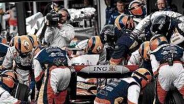 <b>MEJORAS CONTINUAS. </b>Los ingenieros y los mecánicos de la F-1 trabajan muy duro para que los monoplazas mejoren sus prestaciones.