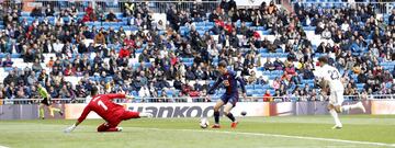 Real Madrid 0-1 Eibar | Recibió Escalante dentro del área, vio perfecta la incorporación de Cardona en el segundo palo y este controló y batió a Keylor en el mano a mano picando perfecta la pelota.