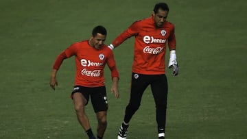 
 El jugador de la seleccion chilena Alexis Sanchez, izquierda, juega el bal&Atilde;&sup3;n con Claudio Bravo durante el entrenamiento en el estadio Monumental Isidro Romero Carbo. Chile enfrenta a Ecuador por las eliminatorias al mundial de Rusia 2018.
 Guayaquil,  Ecuador. 
 04/10/2016 
 Marcelo Hernandez/Photosport**********
 
 Football, Chilean nationat team training session. 
 Chile&#039;s player Alexis Sanchez, left, , play the ball with Claudio Bravo during training session at the Monumental Isidro Romero Carbo stadium.Chile will face with Ecuador for qualifiers world cup Russia 2018. Guayaquil, Ecuador. 
 04/10/2016 
 Marcelo Hernandez/Photosport