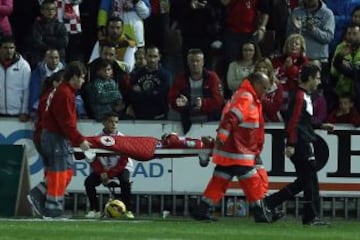 Jeison Murillo es retirado en camilla.