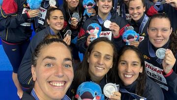 FUKUOKA (JAPÓN), 28/07/2023.- Las jugadoras de la selección femenina de waterpolo posan con la plata, este viernes en Fukuoka (Japón). El cara o cruz de los penaltis condenó al equipo femenino español de waterpolo , que cayó por 17-16 (5-4), después de que las de Miki Oca hubieran equilibrado un 10-7 en contra en el último cuarto para forzar la tanda de penas máximas con el 12-12. Las neerlandesas, que han ganado todos los partidos del campeonato, incluidos los dos contra España, dominaron durante buena parte del juego, pero la reacción final de las españolas hicieron concebir esperanzas de victoria. EFE/ RRFEN SÓLO USO EDITORIAL / SÓLO DISPONIBLE PARA ILUSTRAR LA NOTICIA QUE ACOMPAÑA (CRÉDITO OBLIGATORIO)