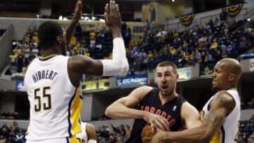Roy Hibbert (8), con una buena actuación ayudó a Indiana a sumar su tercera victoria consecutiva.