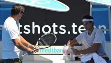 <b>AJUSTES. </b>Toni Nadal explica a Rafa ajustes de golpeo con su raqueta de siempre, la AeroPro Drive GT.