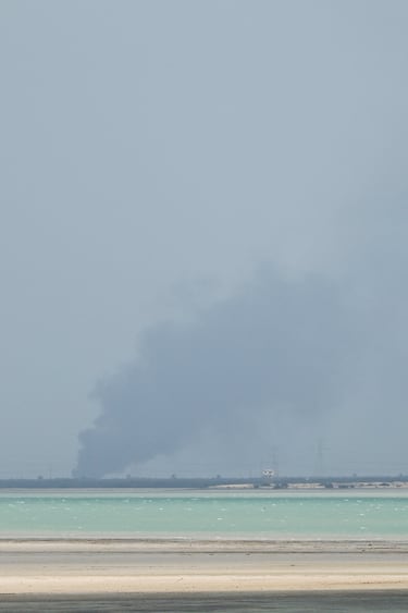 Columnas de humo se elevan desde la refinería de petróleo de Ras Tanura de Saudi Aramco después de un presunto ataque con drones iraníes.
