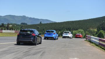 En la Región de la Araucanía Ford presentó por primera vez en Chile el Focus RS. Desde la línea de performance de la marca llega con un motor de 2.3 litros y 350 hp de potencia.
La presentación se llevó a cabo en Pucón y luego se realizó una prueba del vehículo en el autódromo Interlomas de Temuco.