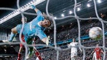 <b>GOLEADA. </b>Arikan, portero del Besiktas, tuvo que recoger ocho veces el balón del fondo de las mallas ante el Liverpool en Anfield.