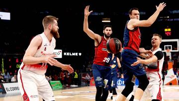 GRAF938. VITORIA (ÁLAVA), 30/05/2019.- El pívot argentino argentino Patricio Garino (2i), y el pívot alemán Johannes Voigtmann (2d) del Kirolbet Baskonia, y el ala pívot montenegrino Nemanja Radovic (i), y el escolta lituano Renaldas Seibutis (d), del Tecnyconta Zaragoza, en un momento del partido correspondiente a los cuartos de final de la Liga Endesa disputado este jueves en el pabellón Fernando Buesa de Vitoria. EFE/ David Aguilar