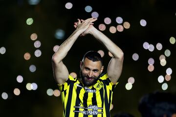 Karim Benzema fue presentado como nuevo jugador del Al Ittihad ante 35.000 personas.