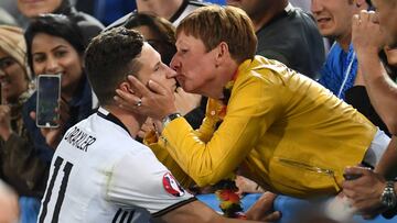 Draxler recibe el cari&ntilde;o de su madre tras el partido ante Italia. El del Wolfsburgo es uno de los j&oacute;venes alemanes de moda.
 