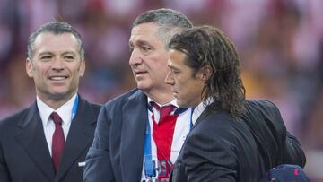 El dueño del equipo descartó la salida del entrenador argentino y dijo que tiene crédito suficiente para permanecer en Chivas por mucho tiempo.