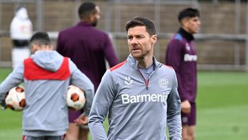 10 April 2024, North Rhine-Westphalia, Leverkusen: Xabi Alonso, coach of Bundesliga club Bayer 04 Leverkusen, prepares his team for the Europa League quarter-final first leg against West Ham United during the final training session. Photo: Roberto Pfeil/dpa (Photo by Roberto Pfeil/picture alliance via Getty Images) 
PUBLICADA 02/05/24 NA MA16 4COL