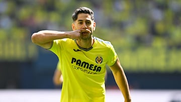 VILLARREAL (CASTELLÓN), 03/05/2025.- El delantero del Villarreal Ayoze Pérez celebra tras anotar un tanto este sábado durante el partido de la jornada 34 de LaLiga EA Sports, entre el Villarreal CF y el CA Osasuna, celebrado en el Estadi de la Ceràmica en Villarreal. EFE/ Andreu Esteban