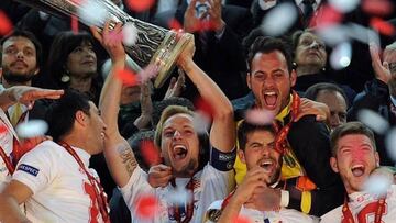 Ivan Rakitic celebra la Europa League con el Sevilla en 2014.