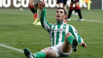 PAMPLONA, 19/10/2024.- El delantero argentino del Betis Chimy Ávila celebra tras anotar durante el encuentro correspondiente a la décima jornada de LaLiga entre el Osasuna y el Betis en El Sadar, Pamplona, Navarra, este sábado. EFE/ Jesús Diges