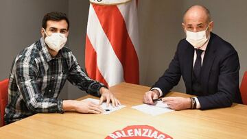 Mikel Balenziaga firmando con Elizegi su nueva ampliaci&oacute;n.