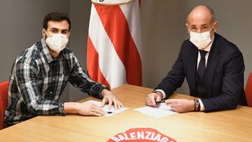 Mikel Balenziaga firmando con Elizegi su nueva ampliación.