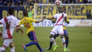 Manucho, controla un balón.