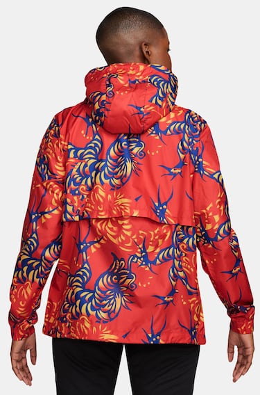 El Horóscopo Chino establece que el 2024 se celebrará el Año del Dragón. Este ser mitológico simboliza el poder espiritual supremo. El club blaugrana ha querido transmitir a toda su afición asiática sus mejores deseos para este nuevo período con una nueva línea de ropa deportiva inspirada en la celebración del Año del Dragón. Se trata de un conjunto de prendas formado por una camiseta Prematch, una Anthem Jacket y dos chándales.