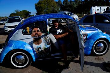 Un aficionado posa en el interior de su Volkswagen escarabajo, decorado con la imagen de la gran estrella de Argentina Lionel Messi, en las instalaciones de la Asociación Argentina de Fútbol antes de una sesión de entrenamiento de la albiceleste en Buenos Aires. Messi se ha convertido en el ídolo por antonomasia en su país natal.