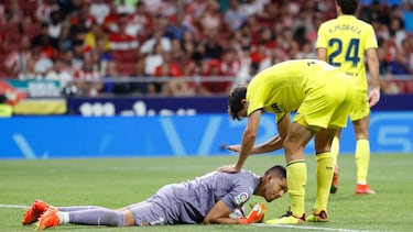 MADRID, 21/08/2022.- El portero del Villarreal Gerónimo Rulli (i) atrapa un balón ante su compañero Pau Torres, durante el partido de Liga en Primera División ante el Atlético de Madrid disputado este domingo en el Civitas Metropolitano. EFE/Mariscal