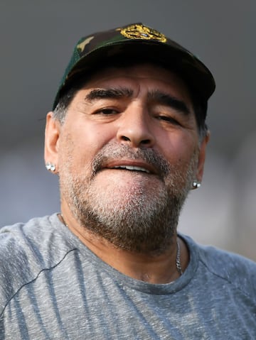 Maradona visita una escuela en la India