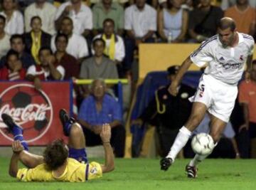 Tira de magia para evitar entradas como esta del centrocampista amarillo  Edu Alonso...