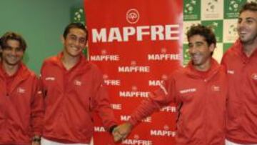 <b>EL EQUIPO. </b>Ferrer, Almagro, López, Granollers y el capitán Corretja.