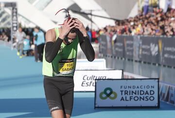 Participantes de la maratón de Valencia Trinidad Alfonso EDP llegando a la meta cerca del Oceanogràfic de Valencia.