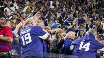 MINNEAPOLIS, MN - JANUARY 14: Fans react after Stefon Diggs #14 of the Minnesota Vikings scored a 61 yard touchdown at the end of the fourth quarter of the NFC Divisional Playoff game against the New Orleans Saints on January 14, 2018 at U.S. Bank Stadium in Minneapolis, Minnesota. The Vikings defeated the Saints 29-24.   Stephen Maturen/Getty Images/AFP
 == FOR NEWSPAPERS, INTERNET, TELCOS &amp; TELEVISION USE ONLY ==