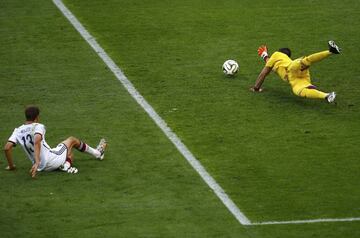 Thomas Mueller y el portero Sergio Romero.