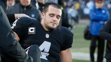 OAKLAND, CA - DECEMBER 24: Derek Carr #4 of the Oakland Raiders is attended to by medical staff after injuring his right leg during their NFL game against the Indianapolis Colts at Oakland Alameda Coliseum on December 24, 2016 in Oakland, California. Brian Bahr/Getty Images/AFP
== FOR NEWSPAPERS, INTERNET, TELCOS & TELEVISION USE ONLY ==