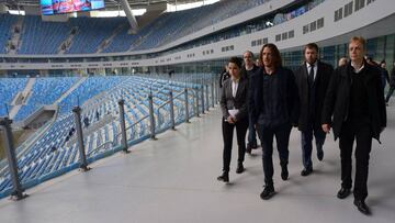 Carles Puyol acompa&ntilde;a a Colin Smith, jefe de operaciones de la FIFA, en el estadio del Zenit de Saint Petersburg.