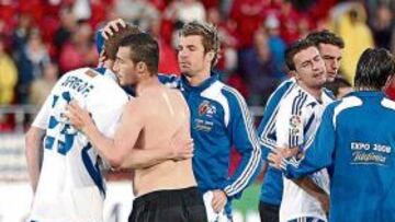 <b>SIN CONSUELO. </b>Varela, del Mallorca, intenta consolar a Sergio, del Zaragoza, tras consumarse el descenso a Segunda.