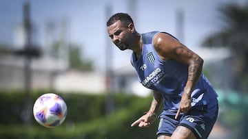 Edwin Cardona en un entrenamiento de Racing.