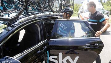 El momento en el que Mikel Landa sube al coche del Sky y dice adi&oacute;s al Giro. 