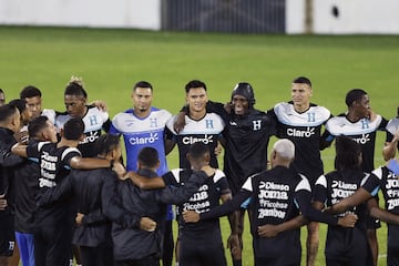 AME8552. SAN PEDRO SULA (HONDURAS), 17/11/2024.- Jugadores de la selección de Honduras participan en un entrenamiento este domingo, previo al partido de vuelta ante la selección de México por los cuartos de final de la Nations League, en el estadio Francisco Morazán, en San Pedro Sula (Honduras). EFE/ José Valle
