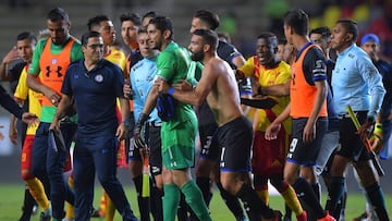 Tal como ocurrió en la liguilla del Apertura 2011 cuando Corona estuvo involucrado en una bronca, el arquero se hizo de palabras con Roberto Hernández.