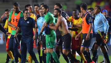 Tal como ocurri&oacute; en la liguilla del Apertura 2011 cuando Corona estuvo involucrado en una bronca, el arquero se hizo de palabras con Roberto Hern&aacute;ndez.