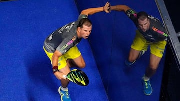 Paquito Navarro ejecuta un revés.