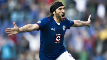 Mariano Pavone triunfa lejos del Cruz Azul