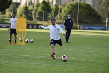 Con jugadores del FPC y Juan Fernando Quintero, Colombia inició su preparación para la triple fecha de Eliminatorias. El equipo de Reinaldo Rueda viajará este sábado a Bolivia.